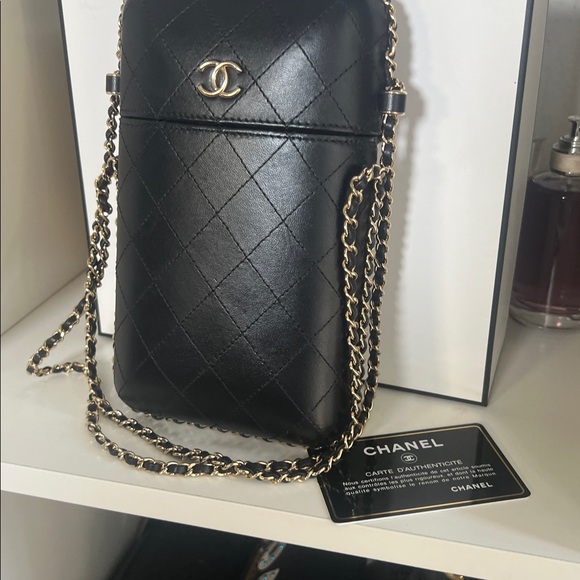 Chanel Chain around leather crossbody bag - Picture 4 of 12
